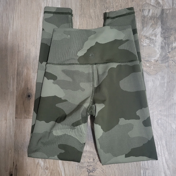 Offline by Aerie camo print High rise leggings size xs - Picture 6 of 9